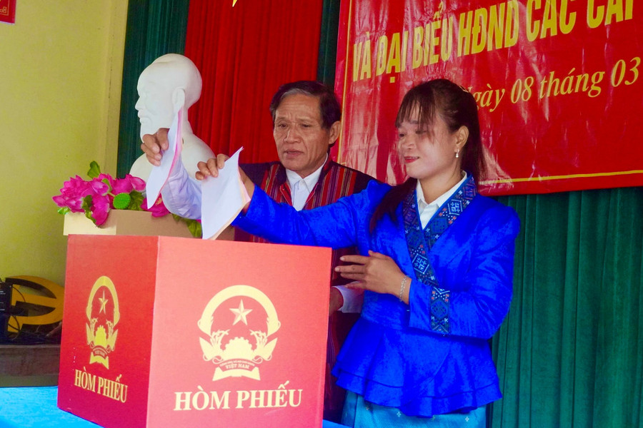 Cử tri bản Nước Đắng (xã Trường Sơn) bỏ phiếu MM888 bảo mật an toàn. (Ảnh: Phú Xuân)