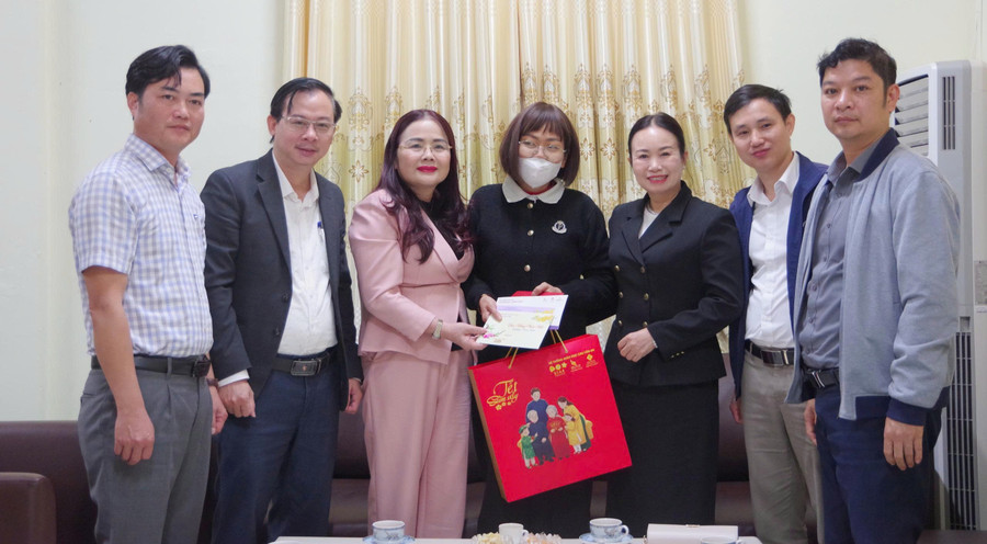 Giám đốc Sở GD&ĐT Quảng Trị và Hệ thống Giáo dục Chu Văn An trao quà cho Trung Tâm Đăng Nhập MM88 Chính Thức Mới có hoàn cảnh khó khăn. z7524072767218-ec84ce2461e3d773643a3946b010a6fc.jpg