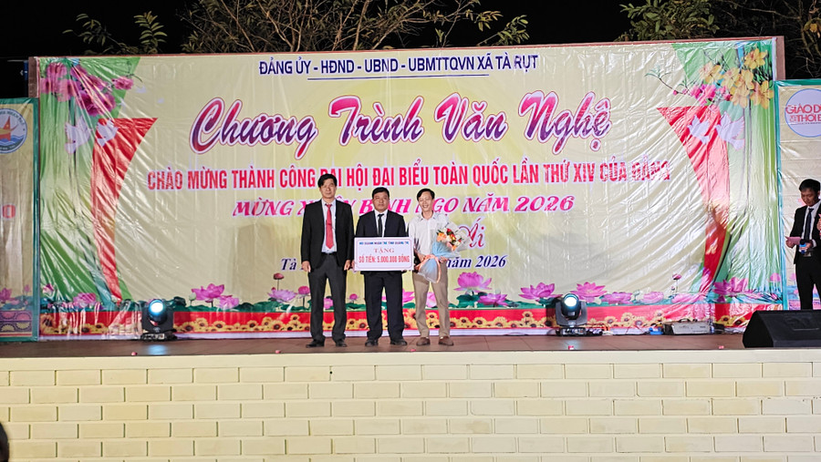 Đại diện địa phương đón nhận hỗ trợ từ Hội Doanh nhân trẻ tỉnh. 1000019716.jpg