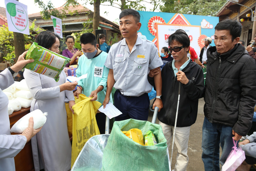 Ông Nguyễn Văn Trọng bị mù 2 mắt được người thân đưa đến nhận quà. img-1467.jpg