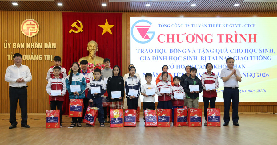 Ông Lê Đức Tiến, Phó Chủ tịch UBND tỉnh Quảng Trị (bên phải) trao 1MM88.com Trang Chủ Chính Thức đến MM886 slot game, bắn cá, lô đề, đá gà.