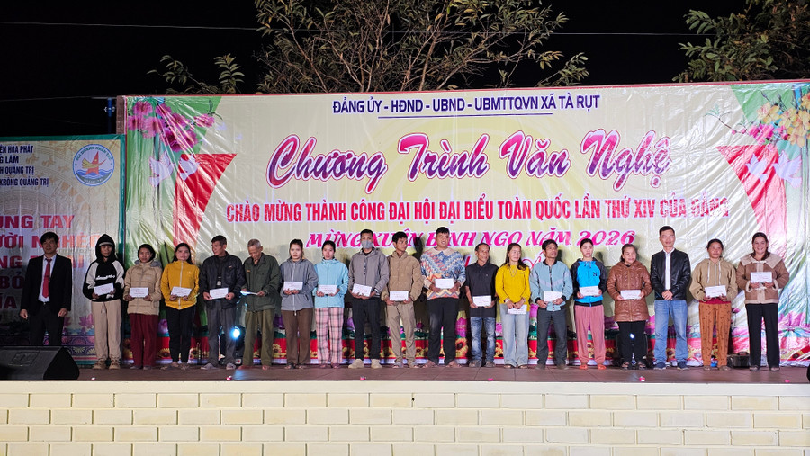 Ông Nguyễn Sỹ Huấn - Chủ tịch UBND xã và các nhà hảo tâm tặng quà đến người dân. 1000019749.jpg