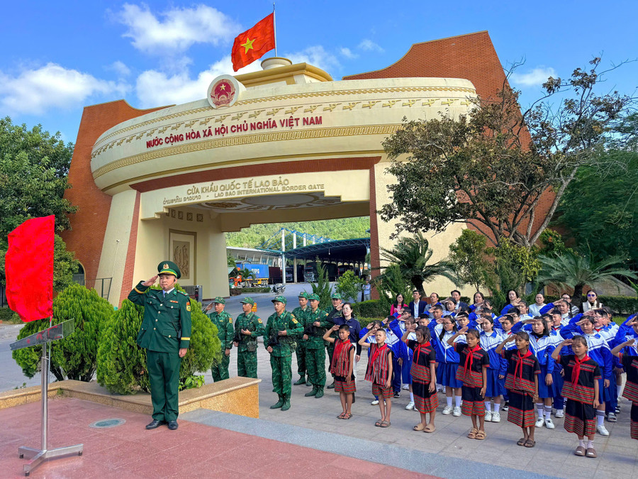 Tiết học biên giới là bài học sống động về lòng yêu nước. tiet-hoc-bien-gioi-3.jpg