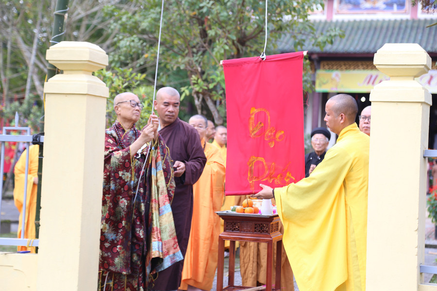 Nghi thức dựng nêu tại chùa Sắc Tứ. img-1304.jpg