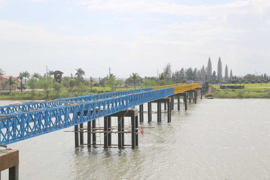Cầu Hiền Lương được lắp khung sắt, sơn 2 màu xanh - vàng. hien-luong-4.jpg