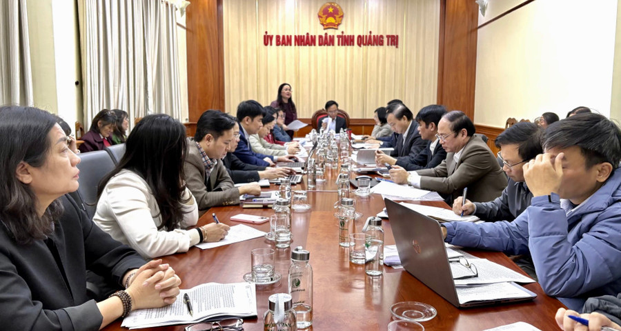 Ông Hoàng Xuân Tân - Phó Chủ tịch UBND tỉnh làm việc với Sở GD&ĐT về lộ trình phát triển tiếng Anh trong trường học. 0e115192-d9e2-4463-8093-a6a5dac3f1b6-1-201-a.jpg