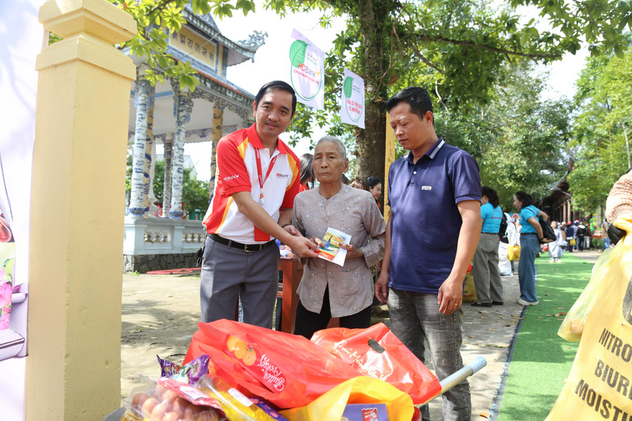 Sau khi nhận hàng, người dân được lì xì 300 nghìn đồng. img-1516.jpg