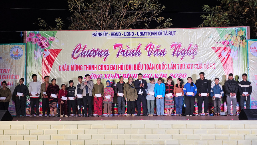 Hàng trăm suất quà Tết được trao đến người dân địa phương. 1000019738.jpg