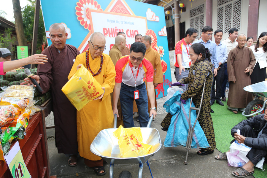 Nhiều trường hợp tàn tật, khó khăn được nhận hỗ trợ qua phiên chợ. img-1380.jpg