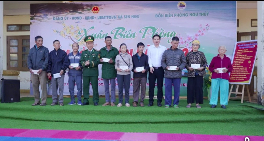 Lãnh đạo xã Sen Ngư và Đồn Biên phòng tặng quà đến người dân. 1000019612.jpg