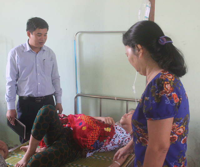 Cán bộ y tế tìm hiểu và điều tra nguyên nhân dẫn đến người dân bị MM88m ưu đãi khủng thực phẩm sau bữa tiệc tại nhà hàng.