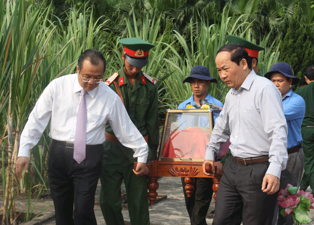 Đưa anh trở về đất Mẹ yêu thương