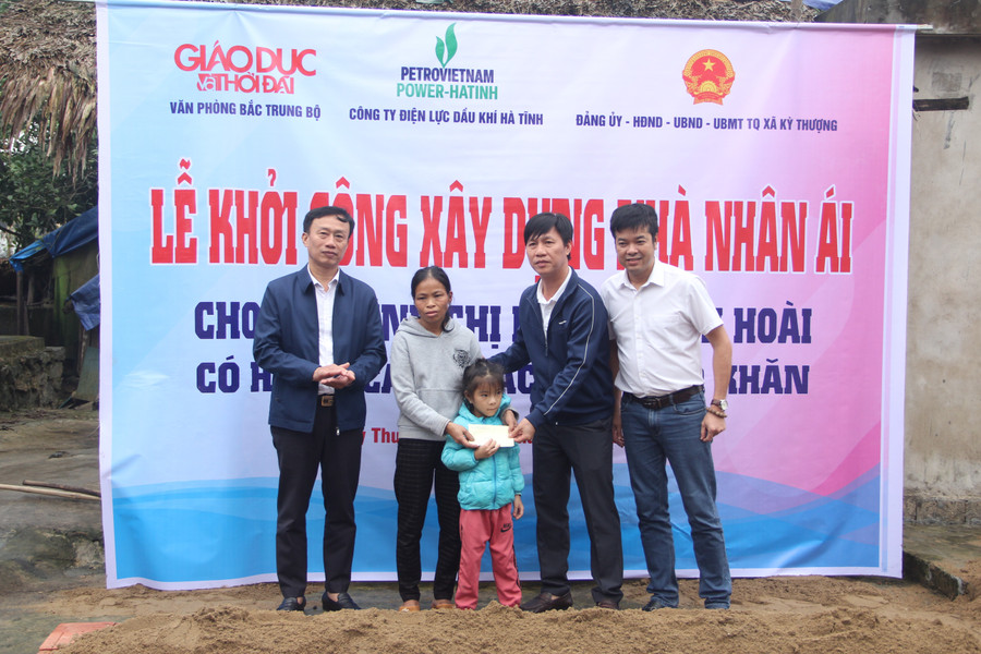 Báo Giáo dục và Thời đại trao quà của ông Bùi Nhân Sâm - Giám đốc Sở GD&ĐT Hà Tĩnh. img-8790.jpg