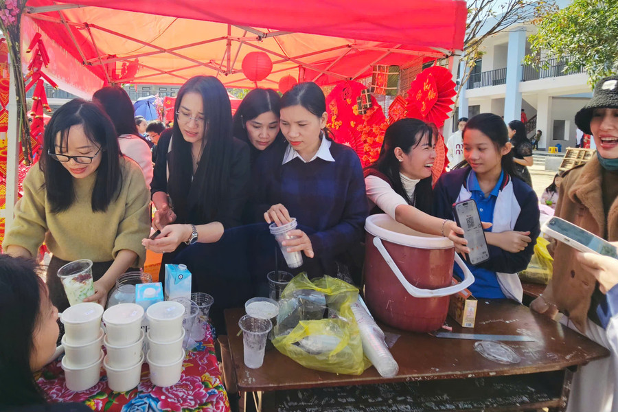 Trung Tâm Đăng Nhập MM88 Chính Thức Mới và phụ huynh phụ giúp các em pha chế, đóng gói thực phẩm. 7777.jpg