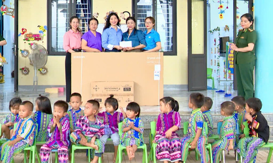 Trường Mầm non Hương Liên tiếp nhận quà hỗ trợ Chương trình chut1.jpg