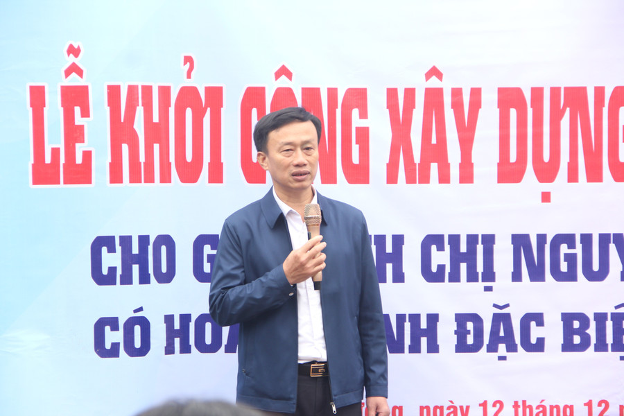 Ông Hoàng Trọng Lý - Bí thư Đảng ủy xã Kỳ Thượng phát biểu tại lễ khởi công. img-8769.jpg