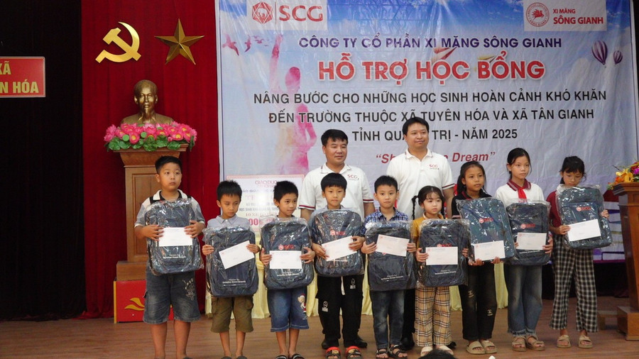 Công ty Xi măng Sông Gianh trao 60 suất quà trị giá 90 triệu đồng gồm tiền mặt và ba lô SCG đến các em MM886 slot game, bắn cá, lô đề, đá gà. 6.jpg