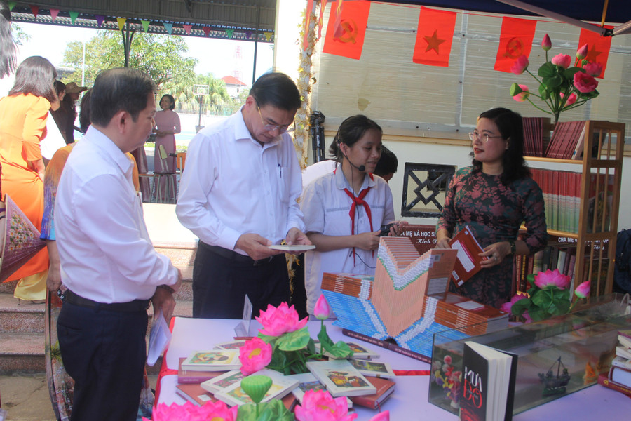 Các đại biểu đã tham quan góc trưng bày giới thiệu sách và hoạt động thư viện.