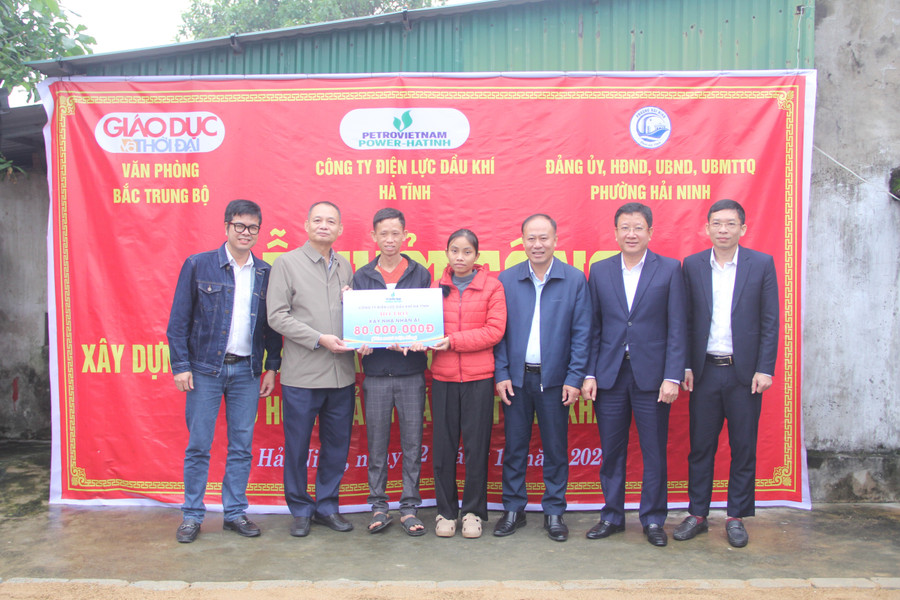 Ông Trịnh Bảo Ngọc - Giám đốc Công ty Điện lực Dầu khí Hà Tĩnh trao 80 triệu đồng hỗ trợ gia đình anh Đô. img-8629.jpg