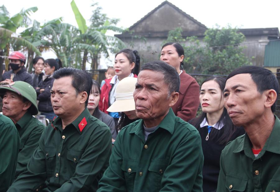 Lễ khởi công xây dựng nhà nhân ái cho gia đình anh Đô có sự tham dự của nhiều hội, đoàn thể địa phương. 3.jpg