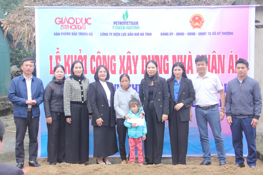 Trường Mầm non Kỳ Thượng trao tặng gia đình chị Hoài 10 triệu đồng. mn.jpg