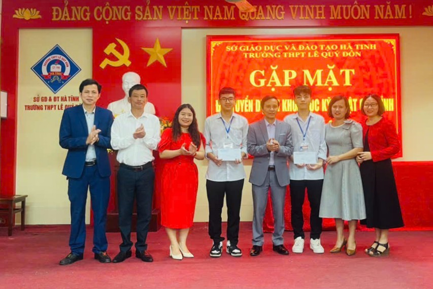 Em Nguyễn Văn Hoàng Dũng và Nguyễn Trung Thiện Nhân đạt giải Ba. 33.jpg