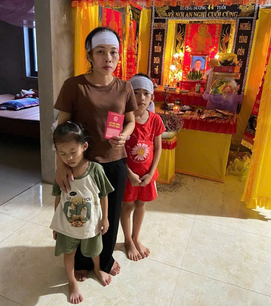 Ba mẹ con thất thần trước sự ra đi đột ngột của người chồng, người cha. z6985677552602-765266a34696c91a414946d360ebd7d0.jpg