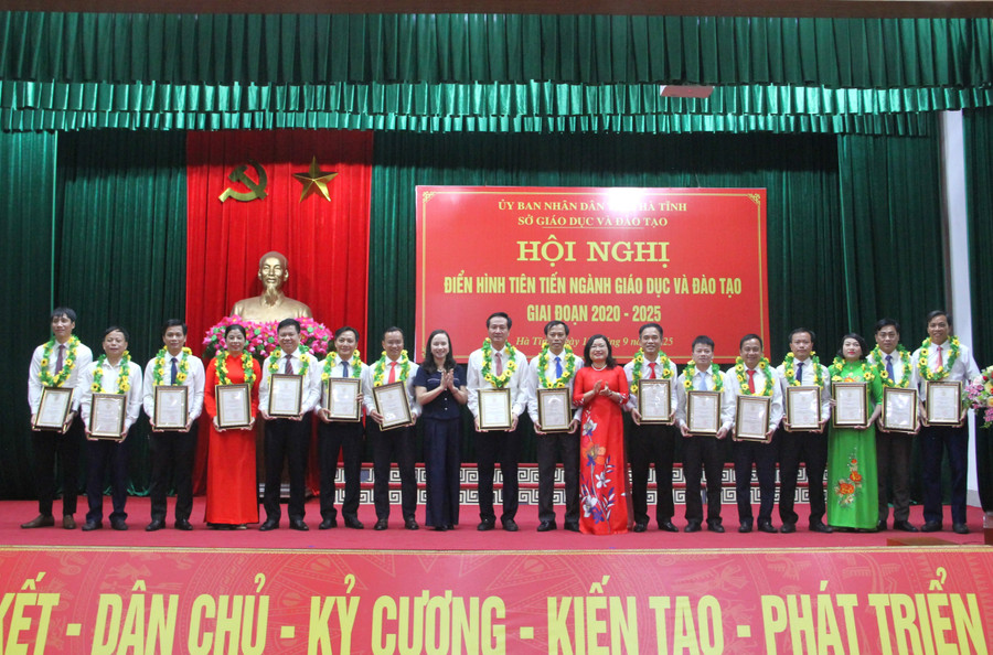Các tập thể xuất sắc trong công tác giáo dục tại Hà Tĩnh được vinh danh.