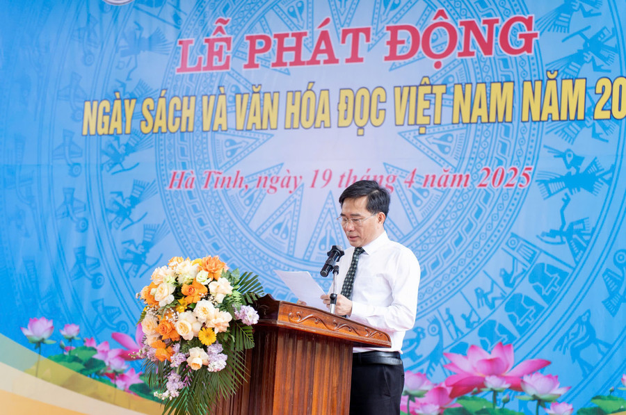 Ông Nguyễn Viết Trường - Giám đốc Sở Văn hóa, Thể thao và Du lịch Hà Tĩnh khai mạc Lễ phát động Ngày sách và Văn hóa đọc Việt Nam tại Hà Tĩnh năm 2025. 2.jpg