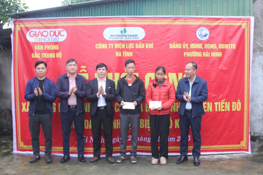 Các nhà hảo tâm trao quà hỗ trợ gia đình anh Đô tại lễ khởi công. img-8644.jpg