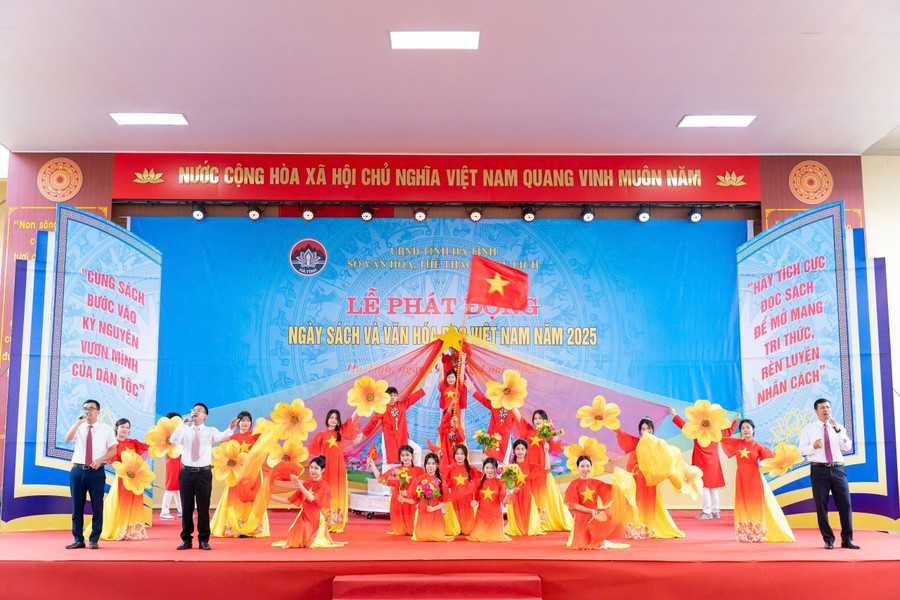 Các tiết mục văn nghệ chào mừng. 1.jpg