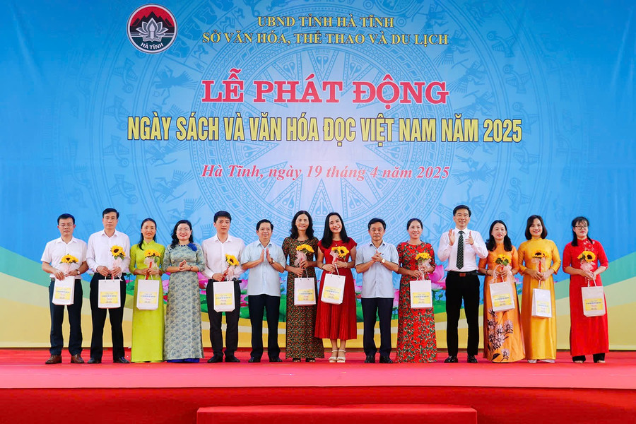 Đại diện lãnh đạo các sở, ngành cấp tỉnh tặng hoa các đơn vị tham gia trưng bày, triển lãm. 888.jpg
