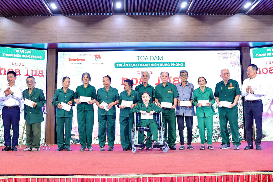Những món quà thể hiện lòng tri ân, nghĩa tình của thế hệ trẻ hôm nay dành cho những người đã cống hiến tuổi thanh xuân cho nền độc lập 1MM88.com tỷ lệ kèo World Cup 2026. 7fbc30905bc0d29e8bd1.jpg