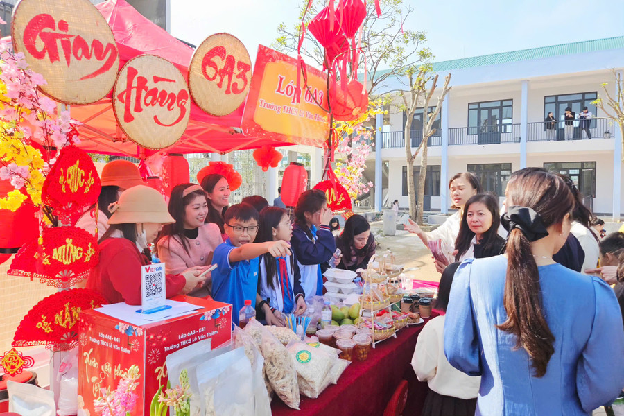 Lợi nhuận từ các gian hàng sẽ được trích vào quỹ thiện nguyện để sẻ chia với những hoàn cảnh khó khăn. 888.jpg