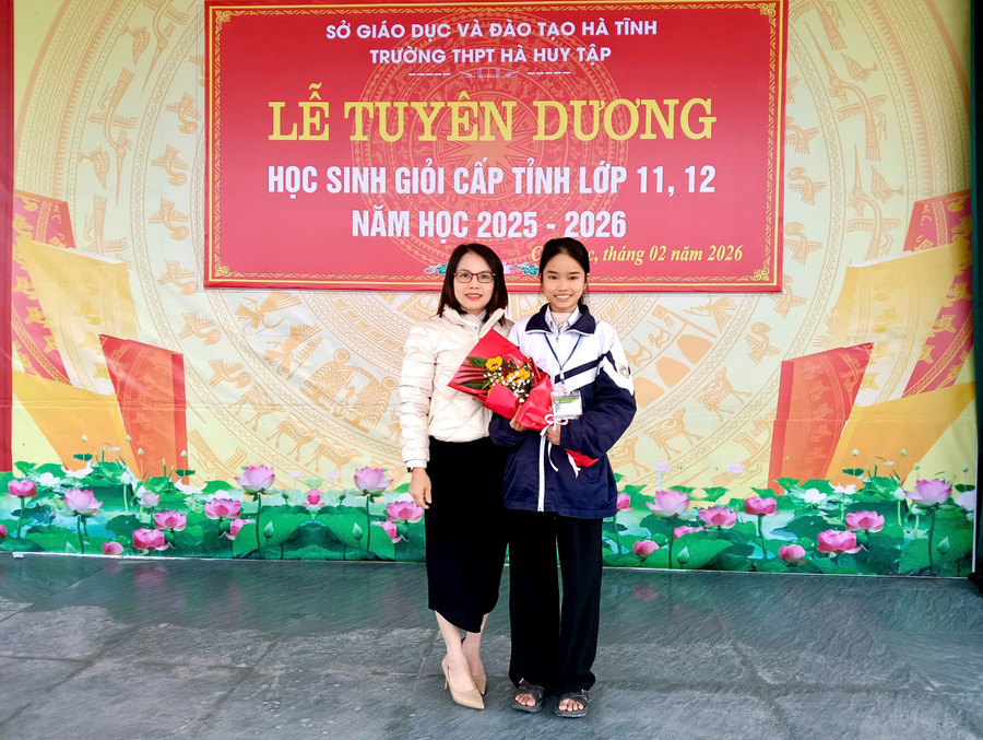 Cô Đặng Thị Hoa (Trung Tâm Đăng Nhập MM88 Chính Thức Mới bồi dưỡng) cùng thủ khoa Nguyễn Mỹ Linh.