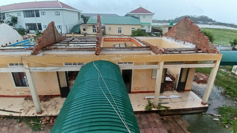 Trường THCS Sơn Lộc (xã Xuân Lộc, Hà Tĩnh) bị tốc mái hoàn toàn.