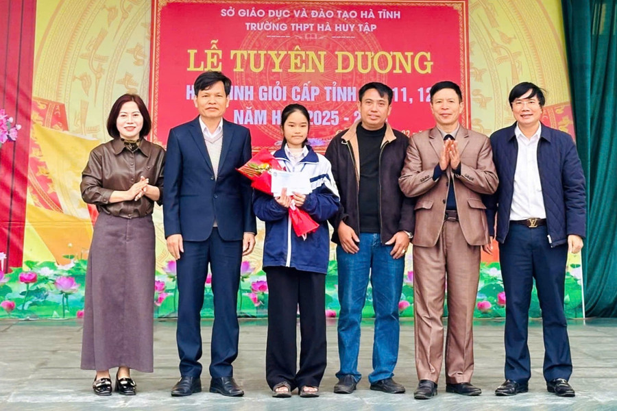 Ban giám hiệu và phụ huynh Trường THPT Hà Huy Tập chúc mừng thành tích của Mỹ Linh. mylinh4.jpg