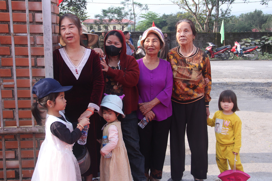 Người dân xã Hương Xuân phấn khởi theo dõi lễ khởi công. huongxuan.jpg