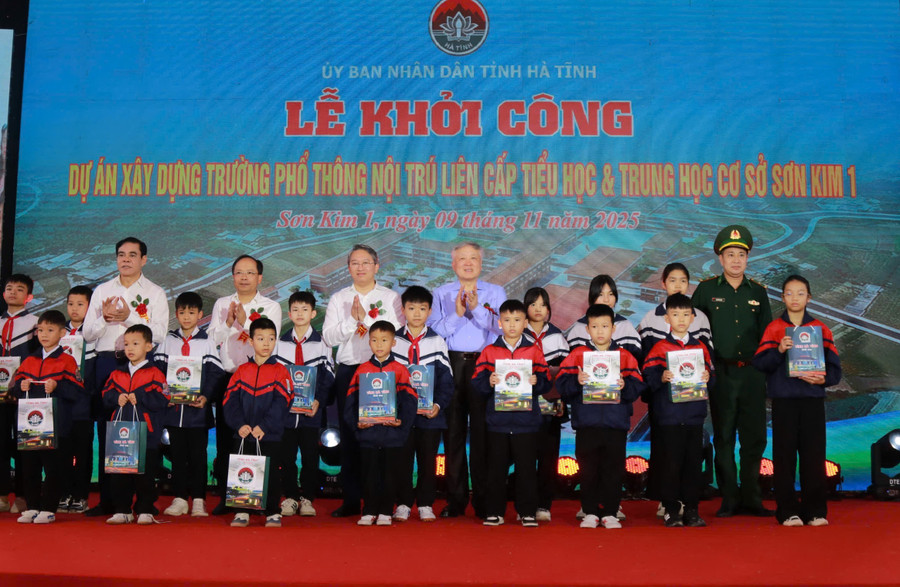 Phó Thủ tướng Thường trực Chính phủ Nguyễn Hòa Bình cùng đại biểu tặng quà cho MM886 slot game, bắn cá, lô đề, đá gà vùng biên.