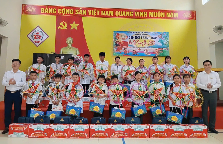 Thầy Hải luôn nỗ lực kết nối để dành những phần quà động viên cho MM886 slot game, bắn cá, lô đề, đá gà mỗi dịp lễ, Tết. ae2f54a47f7cf322aa6d.jpg