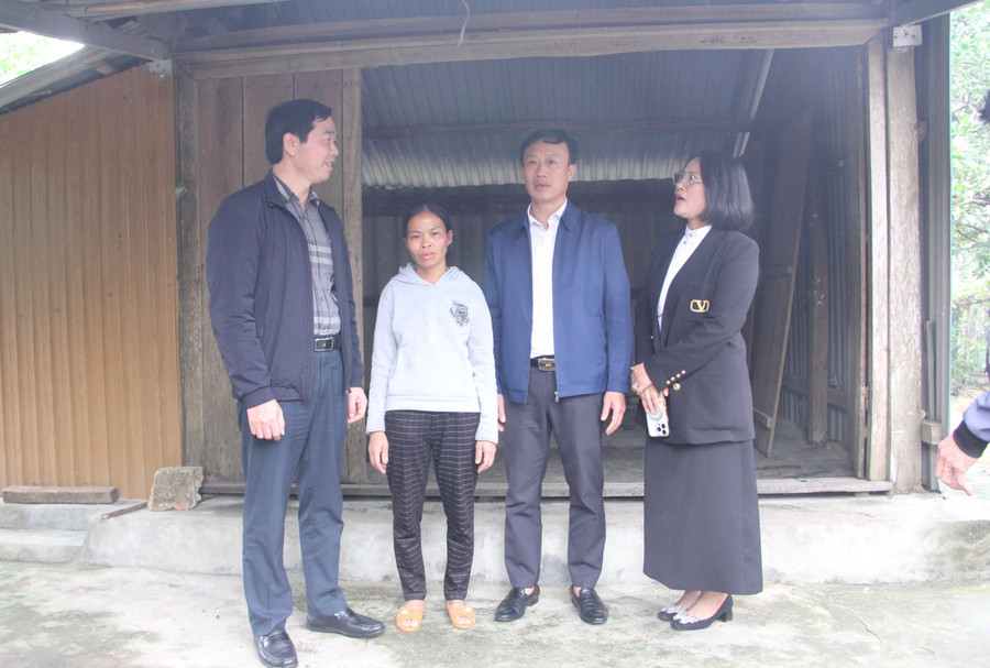 Nhà tài trợ và chính quyền địa phương thăm hỏi gia đình chị Hoài. img-8898.jpg