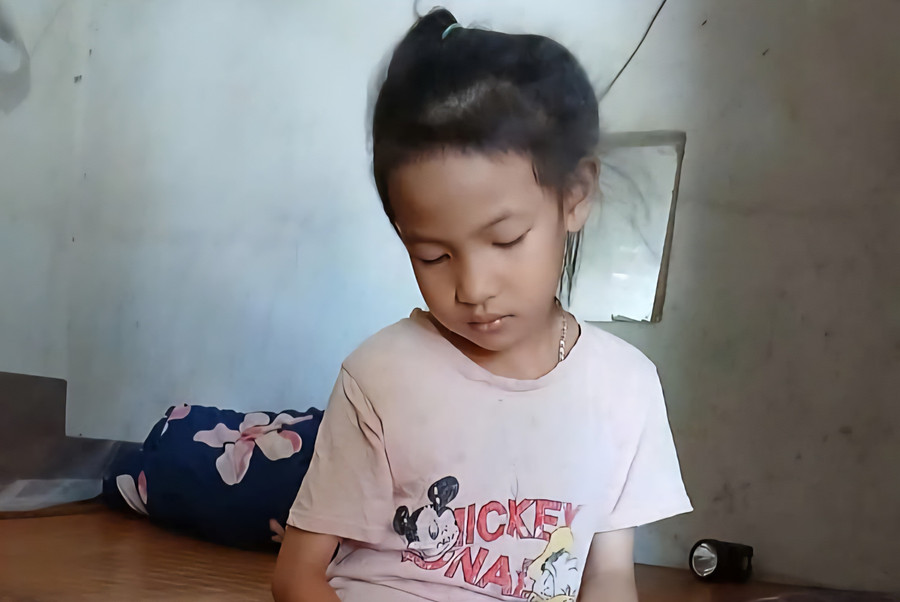 Dù mới 6 tuổi nhưng bé rất thương và lo lắng cho mẹ. 1000025868.jpg