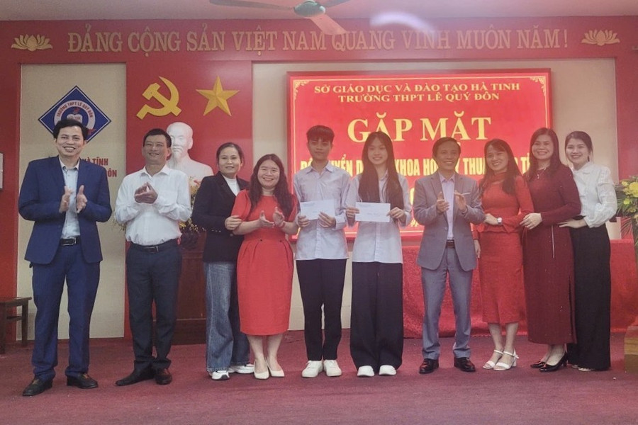 Em Phan Nguyễn Hạ Vi và em Phan Hoàng Sơn xuất sắc đạt giải Nhất cuộc thi. 1111.jpg