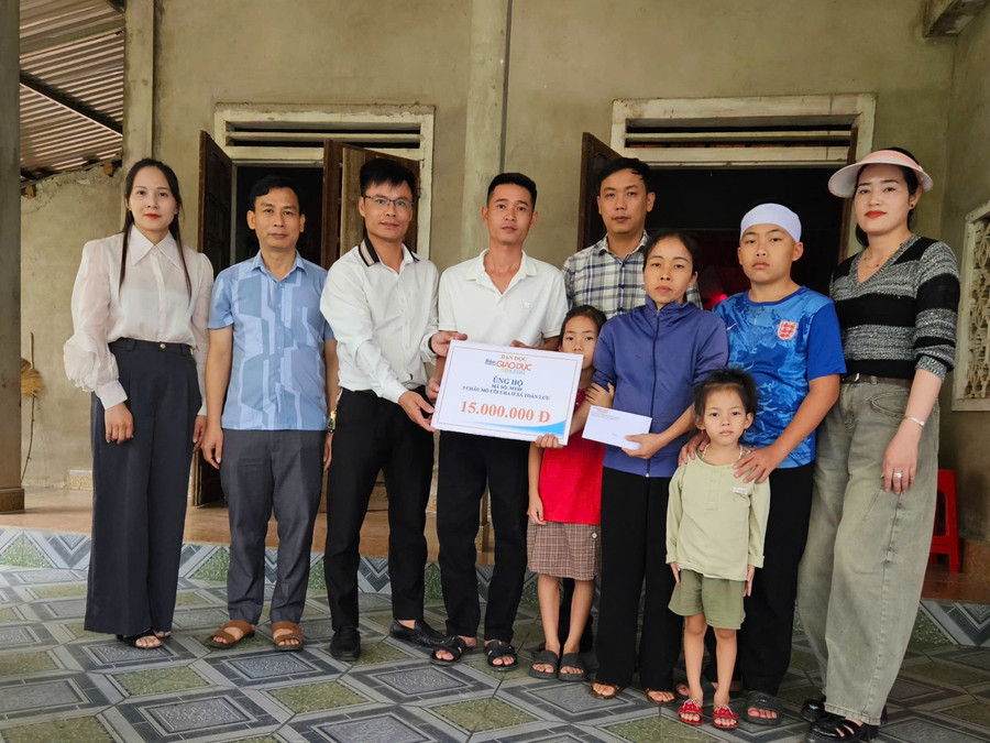 Báo GD&TĐ cùng chính quyền địa phương trao quà bạn đọc đến hoàn cảnh 3 cháu nhỏ ở xã Toàn Lưu.