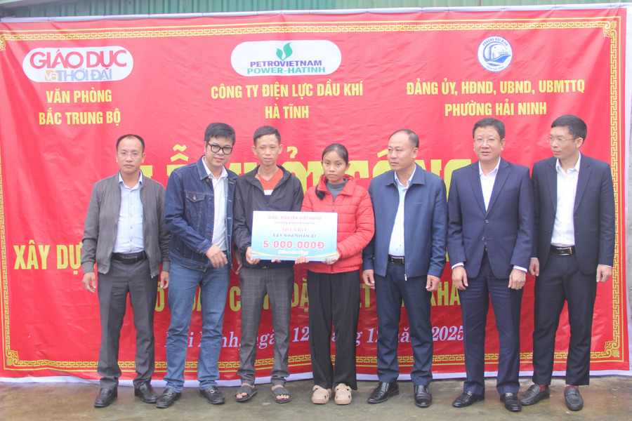 Báo GD&TĐ trao 5 triệu đồng của ông Nguyễn Viết Hùng (Trường Albert Einstein Hà Tĩnh) hỗ trợ gia đình anh Đô. img-8631.jpg