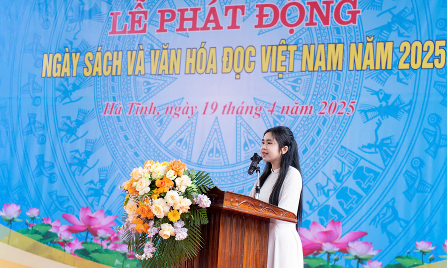 Em Hồ Phương Linh lớp 11 Anh 1, Trường THPT chuyên Hà Tĩnh. 3.jpg