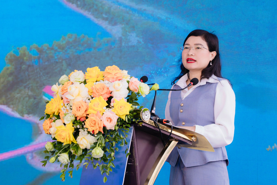 Bà Nguyễn Thị Nguyệt – Phó Chủ tịch UBND tỉnh Hà Tĩnh phát biểu cảm ơn Tập đoàn Vingroup và Quỹ Thiện Tâm. xph09053.jpg