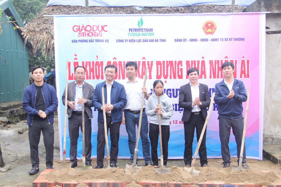 Các đại biểu và nhà tài trợ thực hiện nghi thức khởi công. img-8857.jpg
