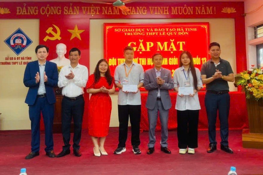 Giải Nhì thuộc về em Ngô Vương Phúc và em Nguyễn Huyền Diệu. 22.jpg
