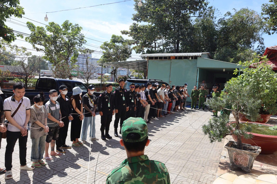 Bàn giao và dẫn giải các nghi phạm trong đường dây lừa đảo. 6.jpg